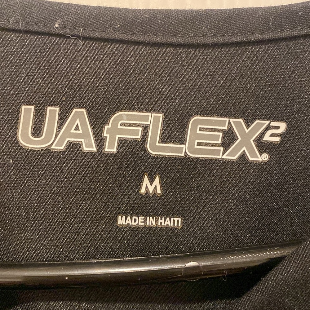 UA Scrubs Black V-Neck Top - Picture 2 of 12